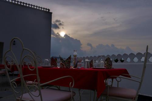Imagen de la galería de The Lavitra Lakeview Hotel, en Udaipur