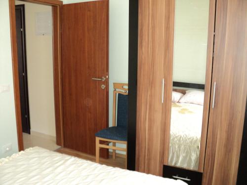 1 dormitorio con una puerta que conduce a una cama y una silla en Apartment Mandrač, en Novigrad Istria