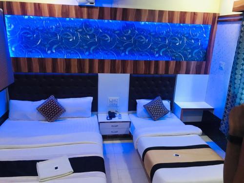 Ένα ή περισσότερα κρεβάτια σε δωμάτιο στο Hotel Royal Inn Mangalore - Opp SDM Law College MG Road