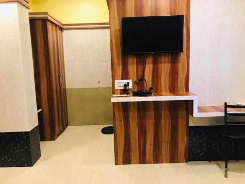 Μια τηλεόραση ή/και κέντρο ψυχαγωγίας στο Hotel Royal Inn Mangalore - Opp SDM Law College MG Road