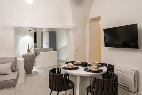 a living room with a white table and chairs at Terra e Lavoro Luxury Suite in Éxo Goniá