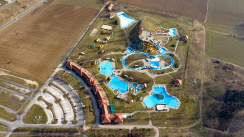 een uitzicht over een resort met een zwembad bij Betli Panzió in Zalaegerszeg