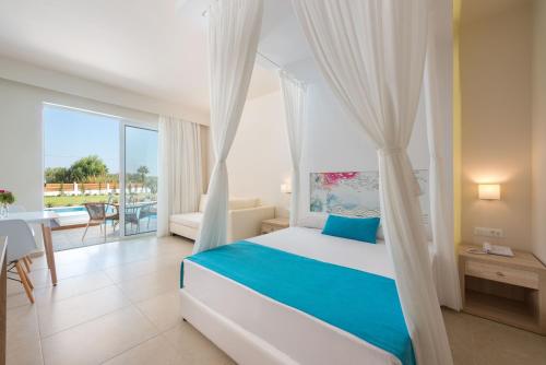Postel nebo postele na pokoji v ubytování Afandou Bay Resort Suites