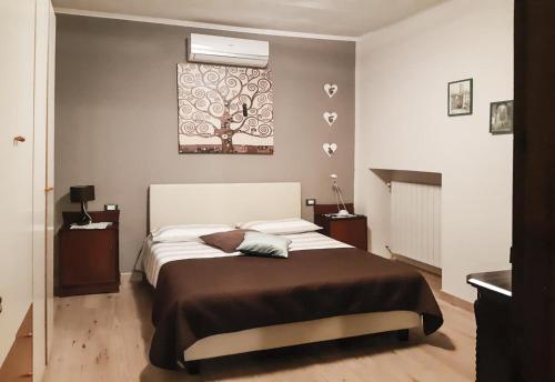 ein Schlafzimmer mit einem großen Bett und einem Fenster in der Unterkunft Case Vacanze ai Burattini in Adrara San Rocco