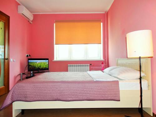 Кровать или кровати в номере Inndays Apartments on Micheeva