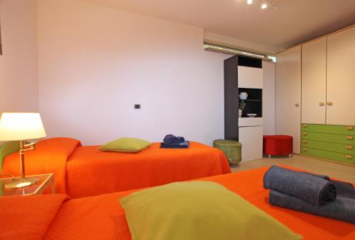 - une chambre avec deux lits et un canapé dans l'établissement Casa Stella del Mattino, à Taormine