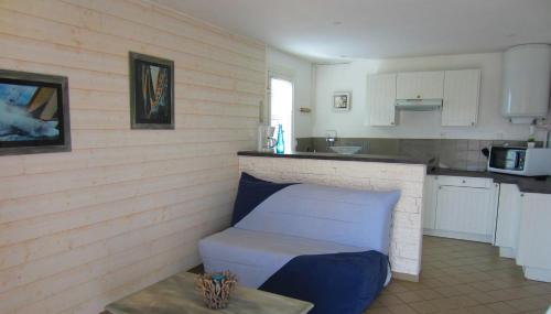 uma cozinha com um banco no canto de uma sala em Appartement Pour 4 Personnes Dans Villa Dans Le Vent em Hossegor