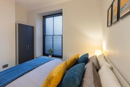 Postel nebo postele na pokoji v ubytování New central seafront apartment- stunning sea views