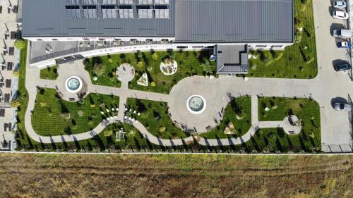 an overhead view of a garden with a building at MELISS EVENTS in Craiova