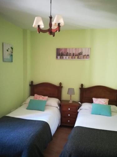 two beds sitting next to each other in a bedroom at Luna Lunera in Biescas