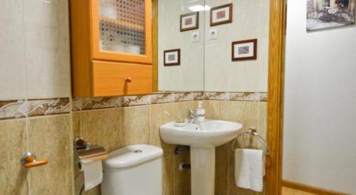 ビエスカスにあるLuna luneraのバスルーム(洗面台、トイレ、鏡付)