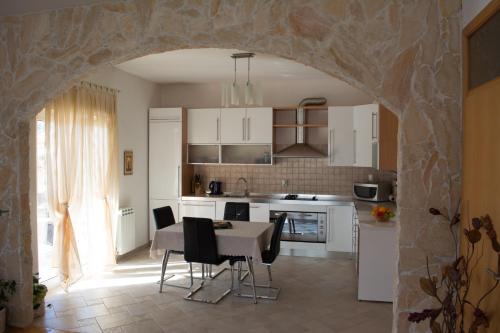 cocina y comedor con mesa y sillas en Apartment Adriana, en Trogir