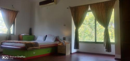 1 dormitorio con 1 cama y 2 ventanas grandes en Kensville Golf Living. for BIRTHDAY,BBQ , GOLF PLAY.Happy Stay, en Nānodra