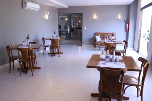 Um restaurante ou outro lugar para comer em Alfa Hotel Teresina