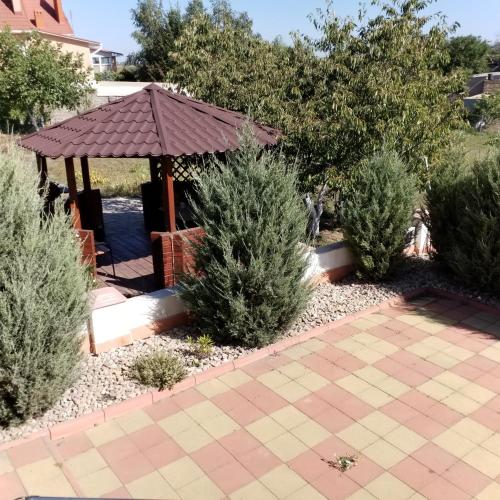 a garden with a gazebo and some bushes at Дача в Санжейке с уютной территорией для отдыха у Чёрного моря in Sanzhiyka