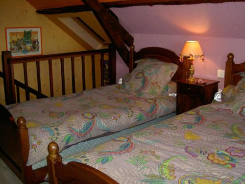 dos camas sentadas una al lado de la otra en un dormitorio en Gîte Tuyaret, en Oloron-Sainte-Marie