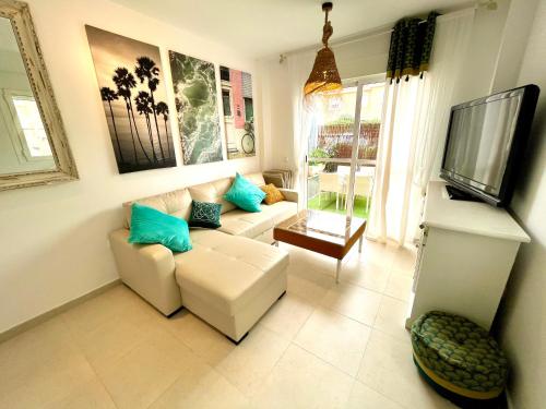 un soggiorno con divano e TV a schermo piatto di Casa Natuka - Vera Beach Relax a Vera