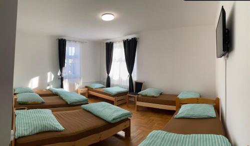 別爾斯科－比亞瓦的住宿－Apartament 1 dla 6 osób，一间配有电视的客房内,设有四张床
