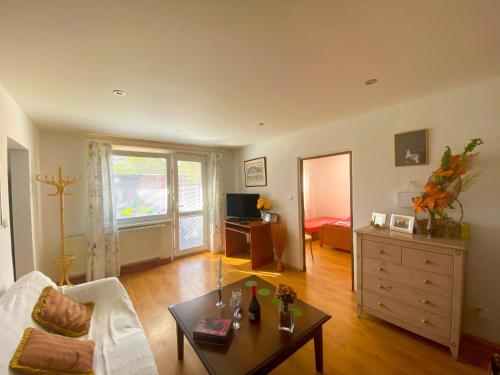 ein Wohnzimmer mit einem Sofa und einem Tisch in der Unterkunft 3 Bedroom apartment in the part of the city in Banská Bystrica