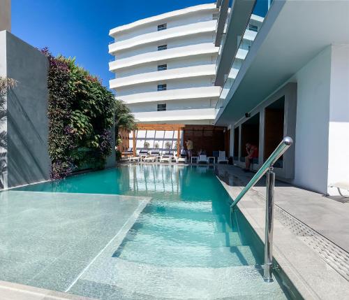 uma piscina no meio de um edifício em Manousos City Hotel in Ilha de Rhodes