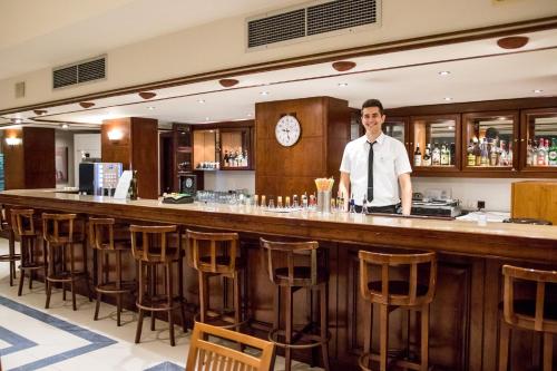 El salón o zona de bar de Manousos City Hotel