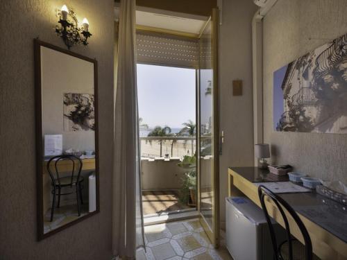 馬里納－迪拉古薩的住宿－L'Onda，浴室设有镜子和桌椅