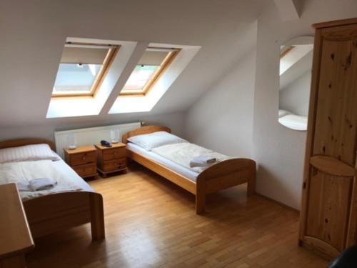 - une chambre avec 2 lits et 2 lucarnes dans l'établissement Haus Panorama, à Tylkowo