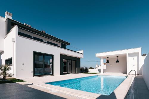 a swimming pool in the backyard of a house at Villa Chaves in Óbidos