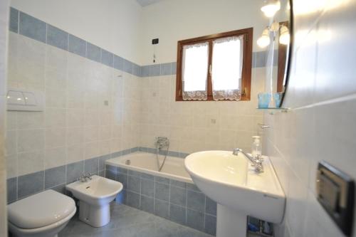 een badkamer met een wastafel, een toilet en een bad bij B&B Ca' de Pippu in Diano Castello
