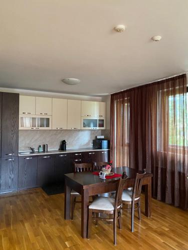 Кухня или кухненски бокс в K's Place Apartment Pravets Golf Resort