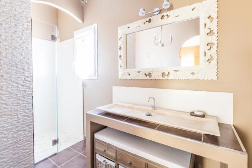 une salle de bain avec un lavabo et un miroir dans l'établissement A True Paradise for unforgettable vacation – Villa Pool and Sea View, à Nice