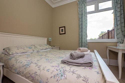 Postel nebo postele na pokoji v ubytování Cliff Garden, Close to Sea