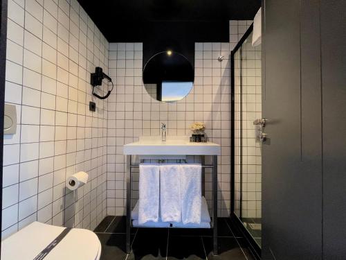 ein Badezimmer mit Waschbecken und Toilette in der Unterkunft Weingart Istanbul in Istanbul