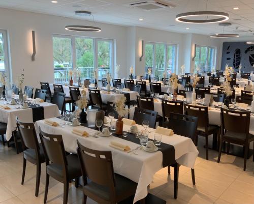 Un gran salón de banquetes con mesas y sillas. en RheinVilla ARTE, en Remagen