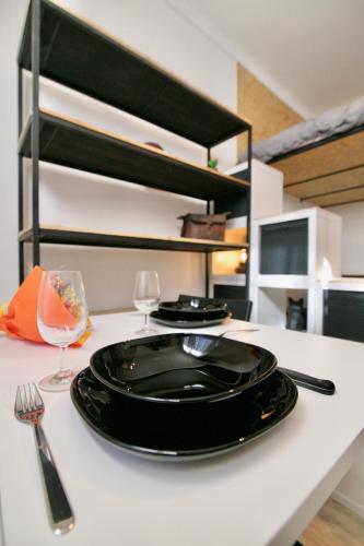 une plaque noire assise au-dessus d'un comptoir de cuisine dans l'établissement Studio-résidence front de mer ⎮ parking gratuit, à Bandol