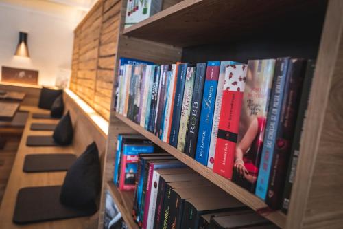 a book shelf filled with lots of books at Hotel Natur-Landhaus Krone in Maierhöfen