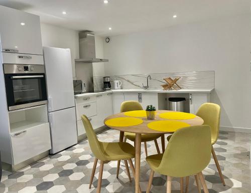 cocina con mesa y sillas en Appartement F2 Duplex en Sartène