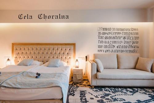 Postel nebo postele na pokoji v ubytování Hotel Podklasztorze