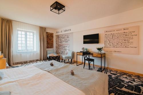Postel nebo postele na pokoji v ubytování Hotel Podklasztorze