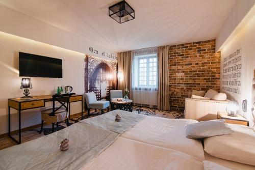 Postel nebo postele na pokoji v ubytování Hotel Podklasztorze