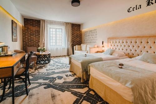 Postel nebo postele na pokoji v ubytování Hotel Podklasztorze