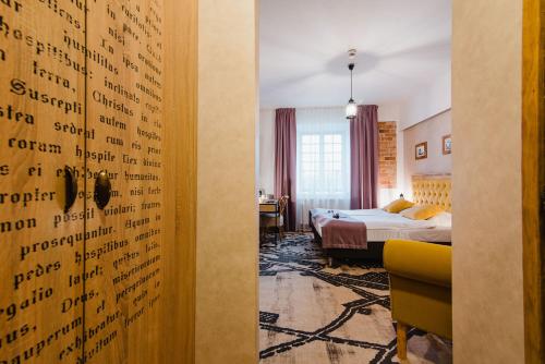 Postel nebo postele na pokoji v ubytování Hotel Podklasztorze