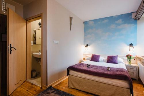 Postel nebo postele na pokoji v ubytování Hotel Podklasztorze