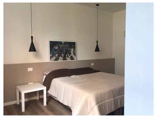 sypialnia z łóżkiem i 2 lampkami w obiekcie Elefante appartamenti w mieście Pescara