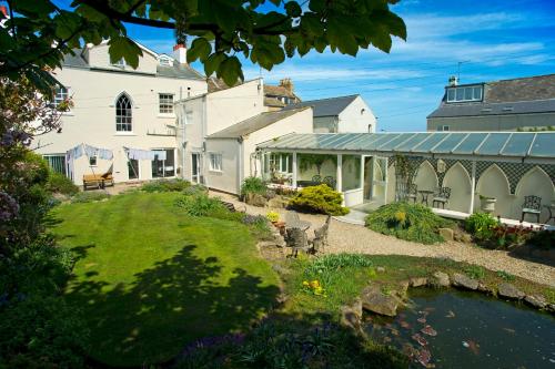 Casa blanca grande con jardín y estanque en Altonlea Lodge en Hartlepool