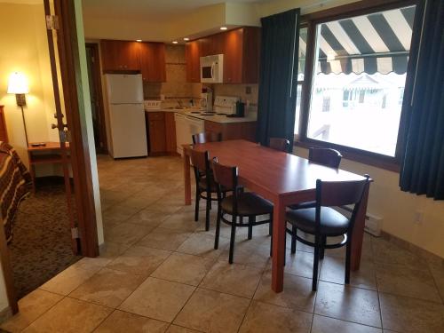 Una cocina o zona de cocina en Black Hawk Motel & Suites