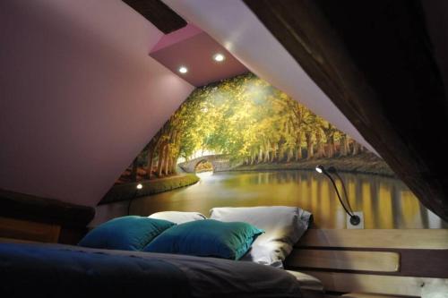 Un pat sau paturi într-o cameră la Une escale à l'Écluse