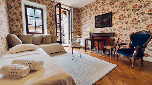 una camera con un letto, un divano e un pianoforte di Le Rousseau ad Annecy