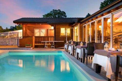 una villa con piscina e ristorante di Glamping Villaggio Parco Dei Castagni 4 stelle a Montecreto