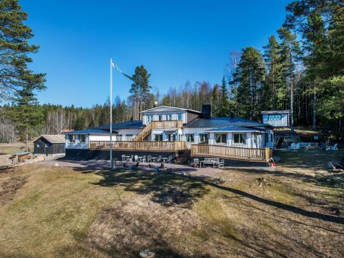 ein großes Haus mitten auf einem Feld in der Unterkunft Kolmårdsgården B&B in Kolmården